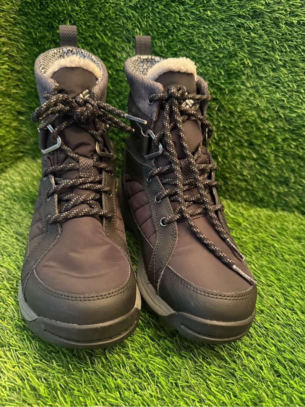 Columbia women’s meadows Shorty Omni heat insulated in Dark Gray quilted 7.0